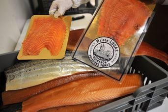 Pourquoi le carton sous le saumon fumé ne devient-il pas doré ?