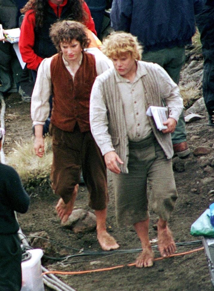 Les acteurs du « Seigneur des Anneaux» Elijah Wood et Sean Austin et leurs pieds poilus de hobbit.