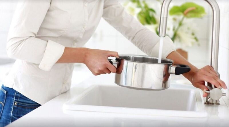 Pourquoi ne faut-il pas boire l'eau chaude du robinet ?