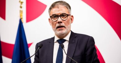 Présidentielle 2027 : Faure « ravi » d'être candidat de la gauche, sans LFI