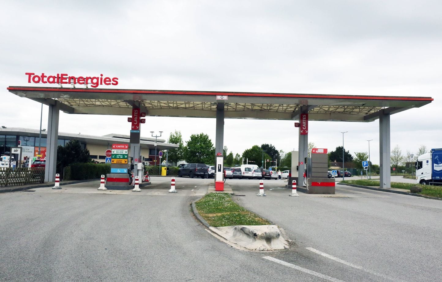 Prix des carburants : TotalEnergies maintiendra les plafonds « tant que la crise durera »