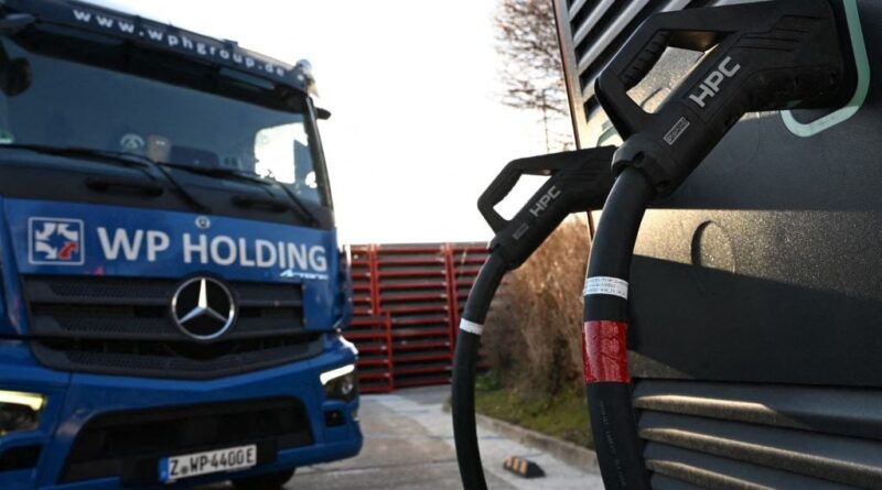 Prix des carburants : « Un secteur à très faibles marges… » Pourquoi les camions ne roulent-ils pas plus à l’électrique ?