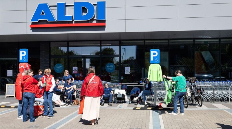 Quarante magasins Aldi fermés ce samedi pour s'opposer à l'ouverture dominicale.