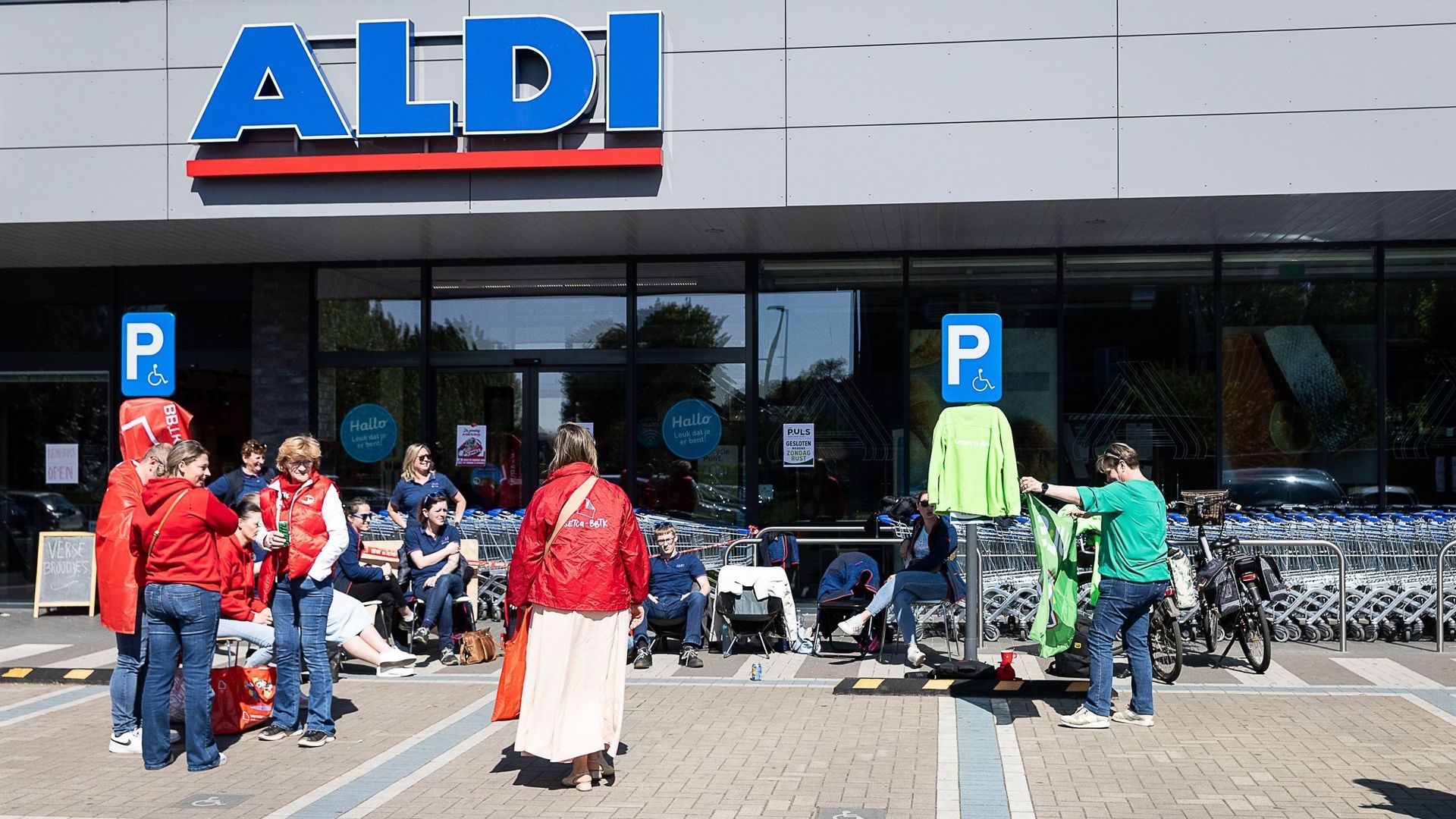 Quarante magasins Aldi fermés ce samedi pour s'opposer à l'ouverture dominicale.