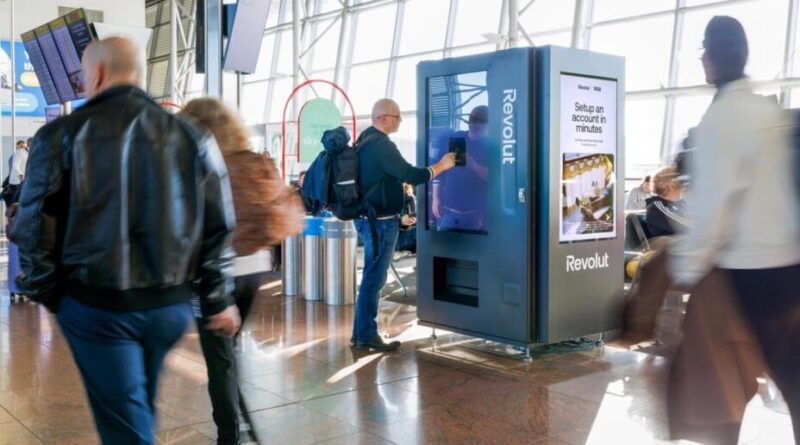 Revolut déploie des distributeurs dans les gares et aéroports en France.
