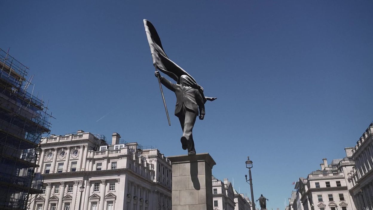 Royaume-Uni : Banksy dévoile une statue d'un homme avec un drapeau à Londres