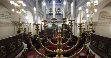 Royaume-Uni : Deux suspects recherchés suite à l'incendie d'une synagogue