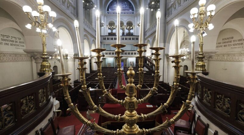 Royaume-Uni : Deux suspects recherchés suite à l'incendie d'une synagogue