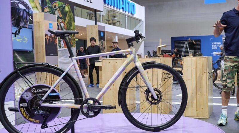 Shimano présent à l'Eurobike 2026 avec un format réduit.