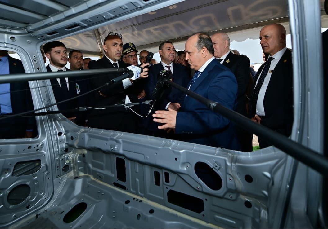 Peut être une image de rétroviseur