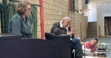Simon Gronowski, rescapé de la Shoah, s'adresse à des élèves à Bastogne.