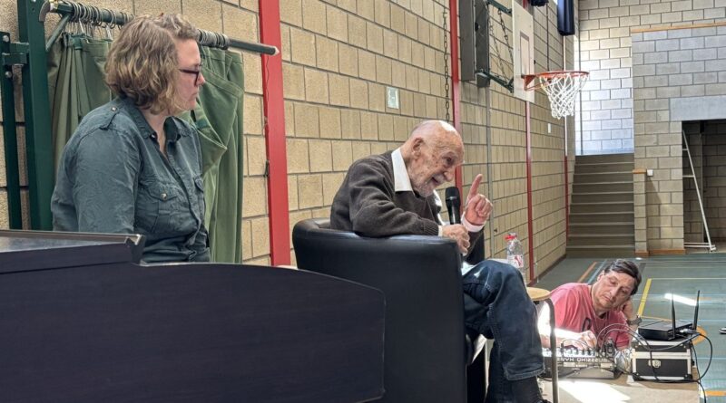 Simon Gronowski, rescapé de la Shoah, s'adresse à des élèves à Bastogne.