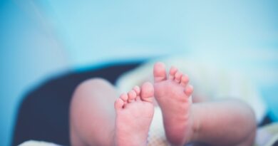 Son bébé meurt en avalant un faux ongle : il organise secrètement les obsèques.