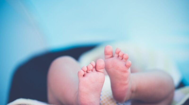 Son bébé meurt en avalant un faux ongle : il organise secrètement les obsèques.