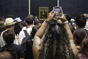 Sport, concerts, musées : interdire les téléphones portables, bénéfique ou non ?