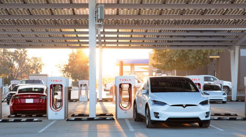 Tesla remplace les pompes à essence par des bornes de recharge.