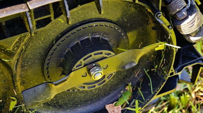 Test de la Lymow One : robot tondeuse à chenilles sur terrains compliqués