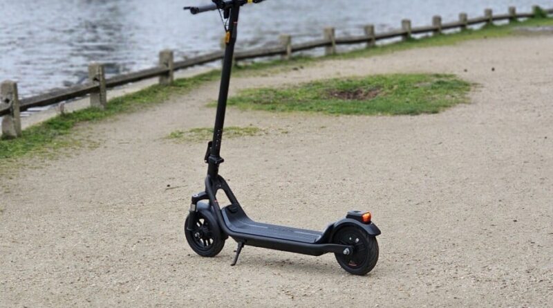 Test de la NIU KQi 100F : trottinette électrique pratique et abordable.