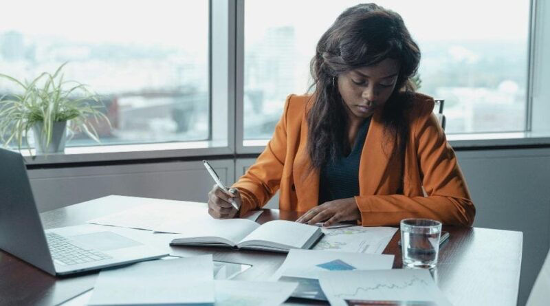 Théorie TikTok : « l’air du bureau » ne nous rendrait-il pas plus moches ?