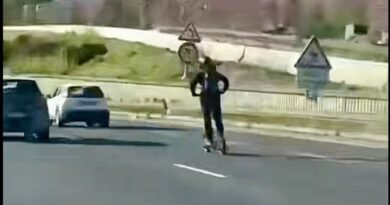 Toulouse : Un homme en trottinette électrique ne double pas les voitures sur le périphérique.