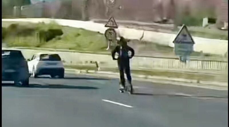 Toulouse : Un homme en trottinette électrique ne double pas les voitures sur le périphérique.