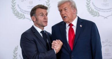 Trump se moque du couple Macron lors d’un déjeuner privé.