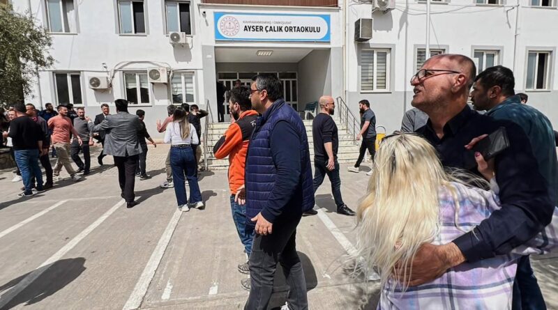 Turquie : 162 interpellations après fusillades scolaires, des milliers d'enseignants manifestent