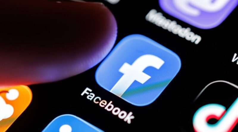 Un ancien employé de Meta accusé de avoir téléchargé 30.000 photos privées.