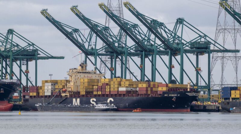 Un cargo coule dans le port d'Anvers, pétrole déversé dans l'Escaut.