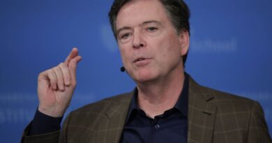 Un ex-directeur du FBI inculpé pour avoir menacé Trump aux Etats-Unis