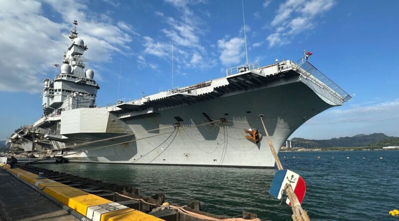 Une carte de vœux et 5 euros révèlent l'escorte secrète du Charles-de-Gaulle.