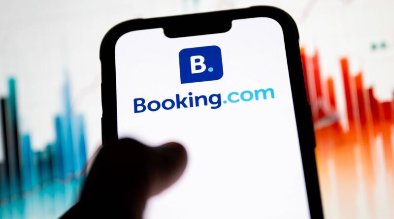 Une cinquantaine de touristes dorment dans les couloirs d’un hôtel à Barcelone après une faille sur Booking.com.