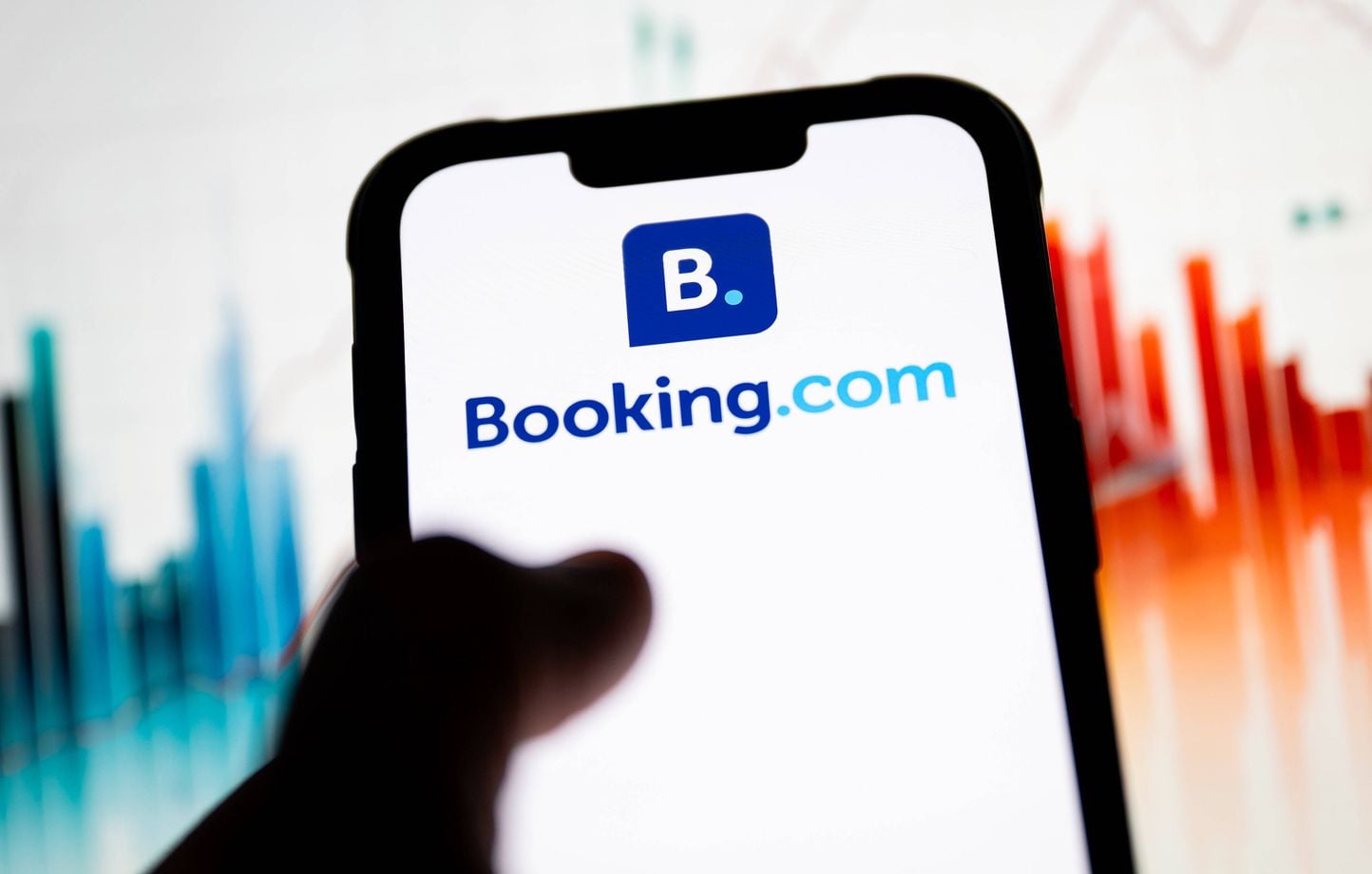 Une cinquantaine de touristes dorment dans les couloirs d’un hôtel à Barcelone après une faille sur Booking.com.