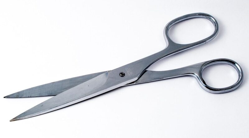 Une enseignante aurait coupé des cheveux à des élèves.