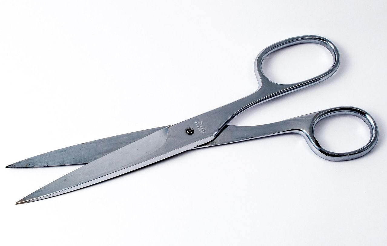 Une enseignante aurait coupé des cheveux à des élèves.
