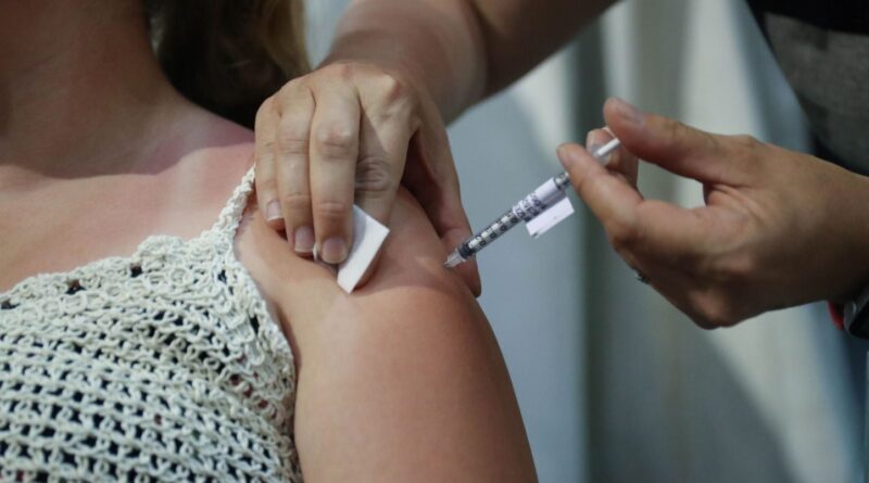 Vaccinations en difficulté en France, priorité à la protection des adolescents.