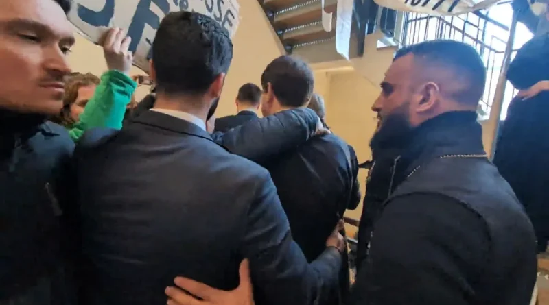 Visite chahutée à Charleroi : exfiltration du vice-président de la Commission européenne du UCampus