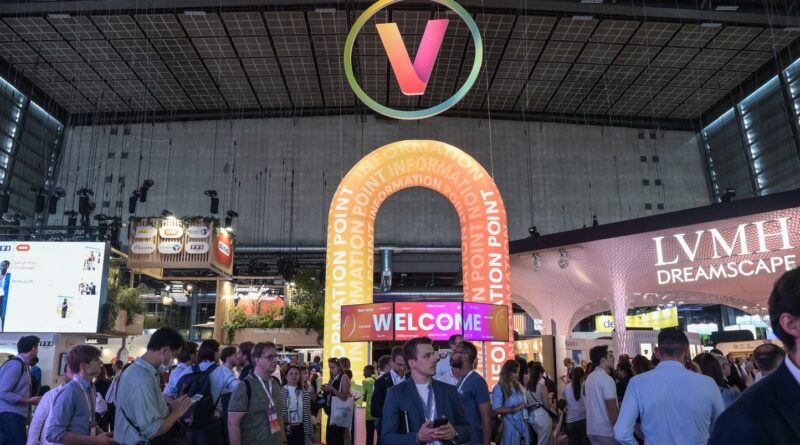 VivaTech célèbre ses 10 ans avec Léon Marchand aux Champs-Élysées.