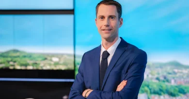 Voici les présentateurs des JT de 13H00 sur RTBF La Une cet été.
