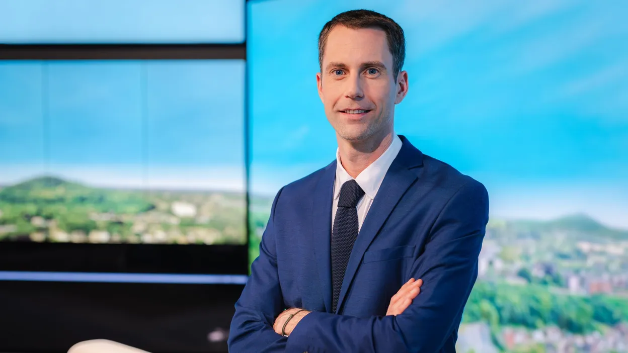 Voici les présentateurs des JT de 13H00 sur RTBF La Une cet été.