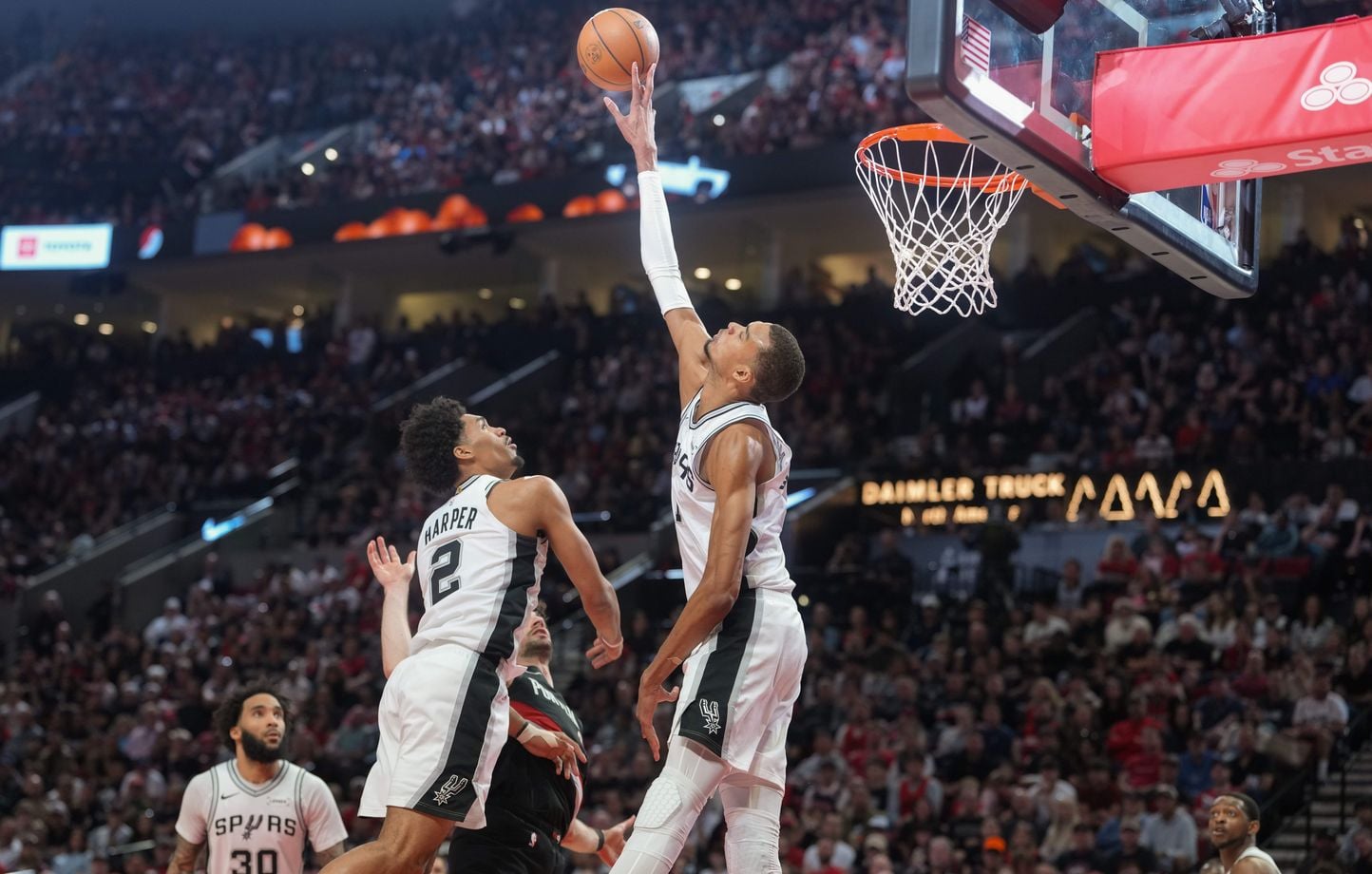 Wembanyama en playoffs : contres impressionnants et critique de la NBA