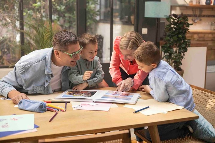 Selon l'Observatoire de la photo 2026 de Cewe, 60% des Français impriment des photos (70% parmi les 18-34 ans).