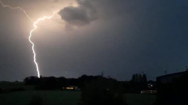 50.000 éclairs et un mois de pluie : explications des orages violents.