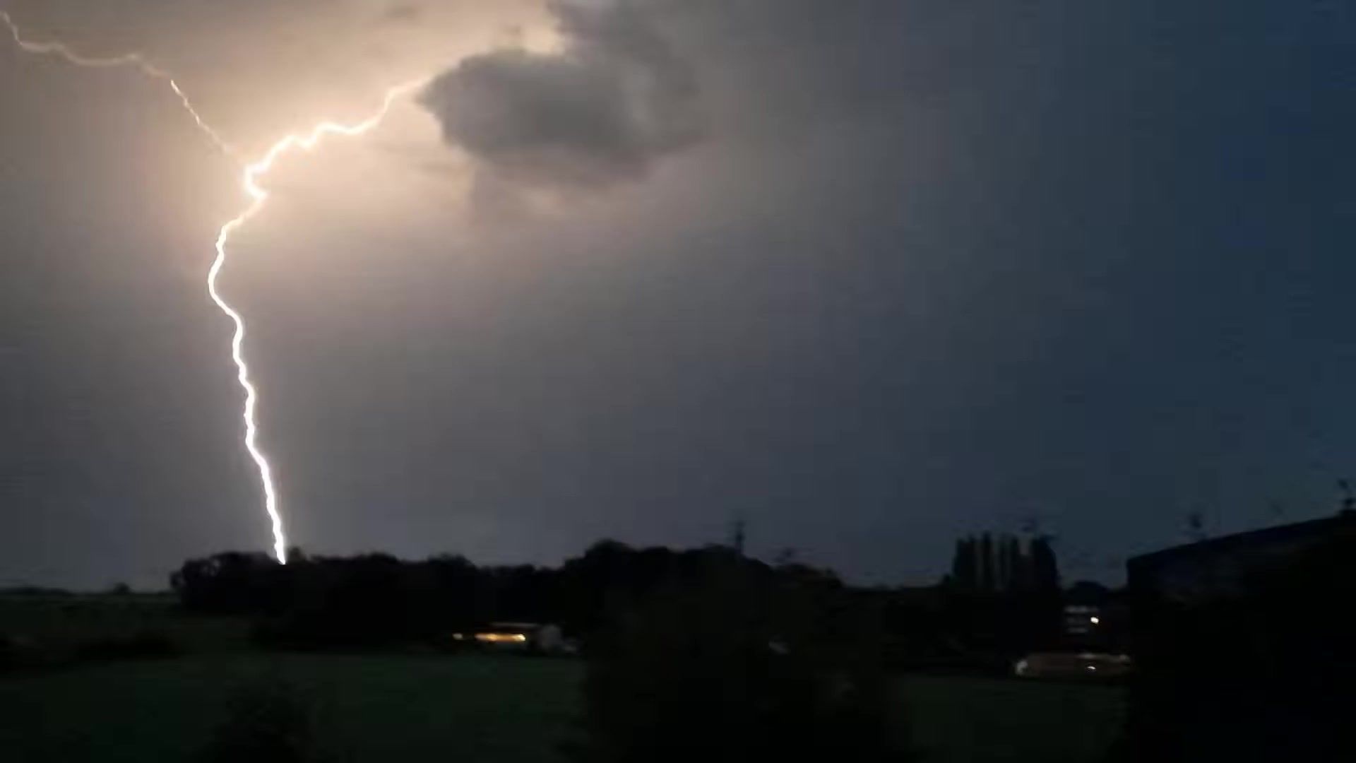 50.000 éclairs et un mois de pluie : explications des orages violents.