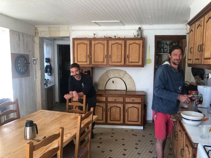 Sébastien (à gauche) et Thomas dans la cuisine du phare de Cordouan qui fait « salle de réunion »