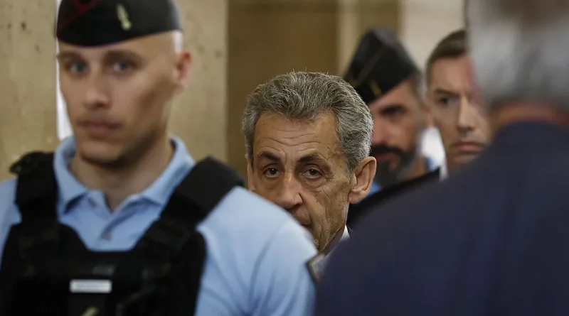 Affaire Sarkozy-Kadhafi : ancien président lâché par collaborateur au procès appel