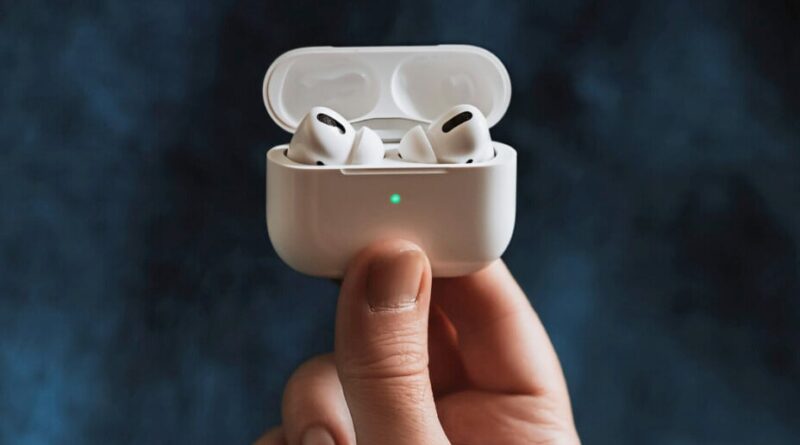 AirPods avec caméras intégrées : tests finaux d'Apple, lancement entre Siri.