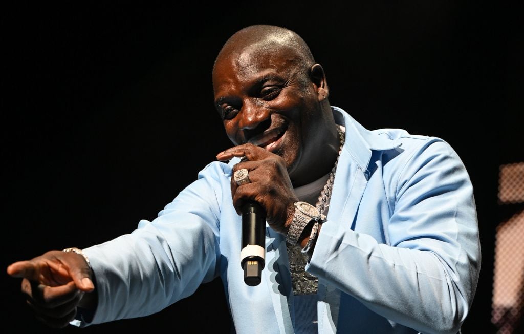 Akon dit que « le polyamour est un comportement naturel chez les hommes »