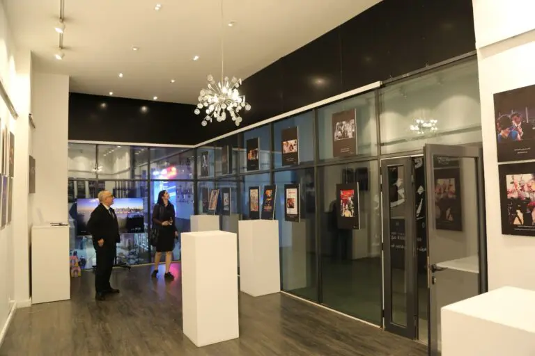 Alger rend hommage à Youssef Chahine avec 130 photos rares près du TMV.