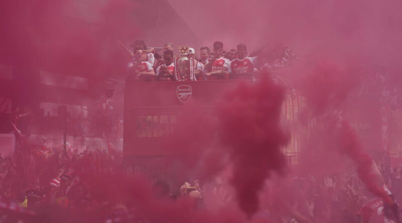 Arsenal organise une parade XXL à Londres après sa défaite.